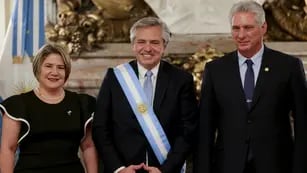 El presidente de Argentina, Alberto Fernández, en el centro, posa para una foto con el presidente de Cuba, Miguel Díaz-Canel, a la derecha, y su esposa Lis Cuesta en el palacio presidencial en Buenos Aires.