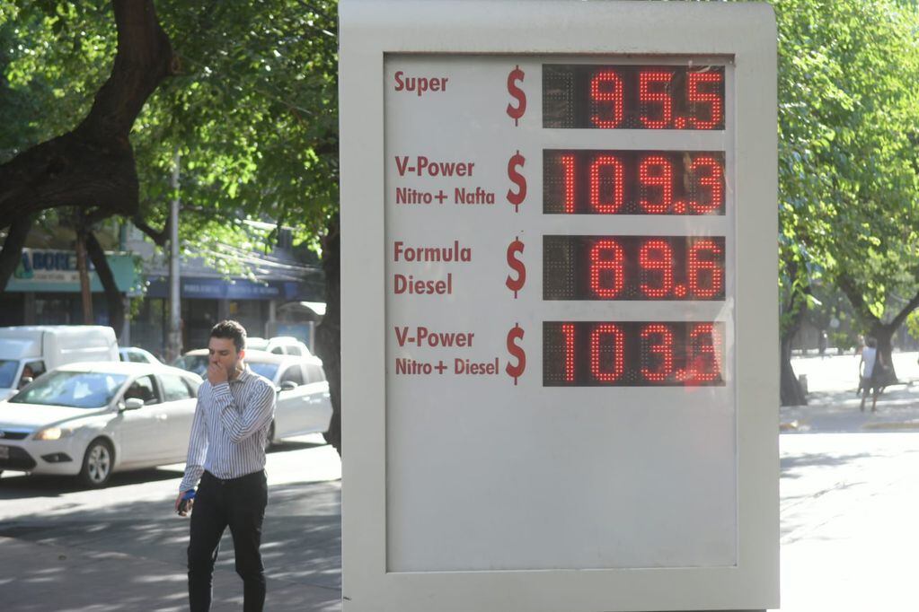 Una estación céntrica fue la primera en actualizar el valor de sus combustibles. - Ignacio Blanco / Los Andes