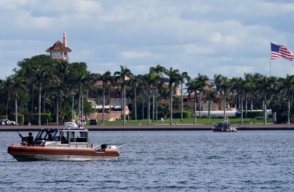 Un bote de seguridad patrulla cerca la residencia Mar-a-Lago, propiedad de Donald Trump. (Foto / AP /Lynne Sladky)