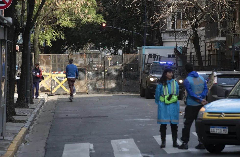 El domicilio de la vicepresidenta Cristina Fernández de Kirchner se encuentra vallado por la policía de la Ciudad, tras las quejas de los vecinos. - Gentileza / Corresponsalía