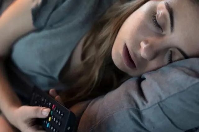 Los efectos que tiene dormir con la televisión encendida según los expertos