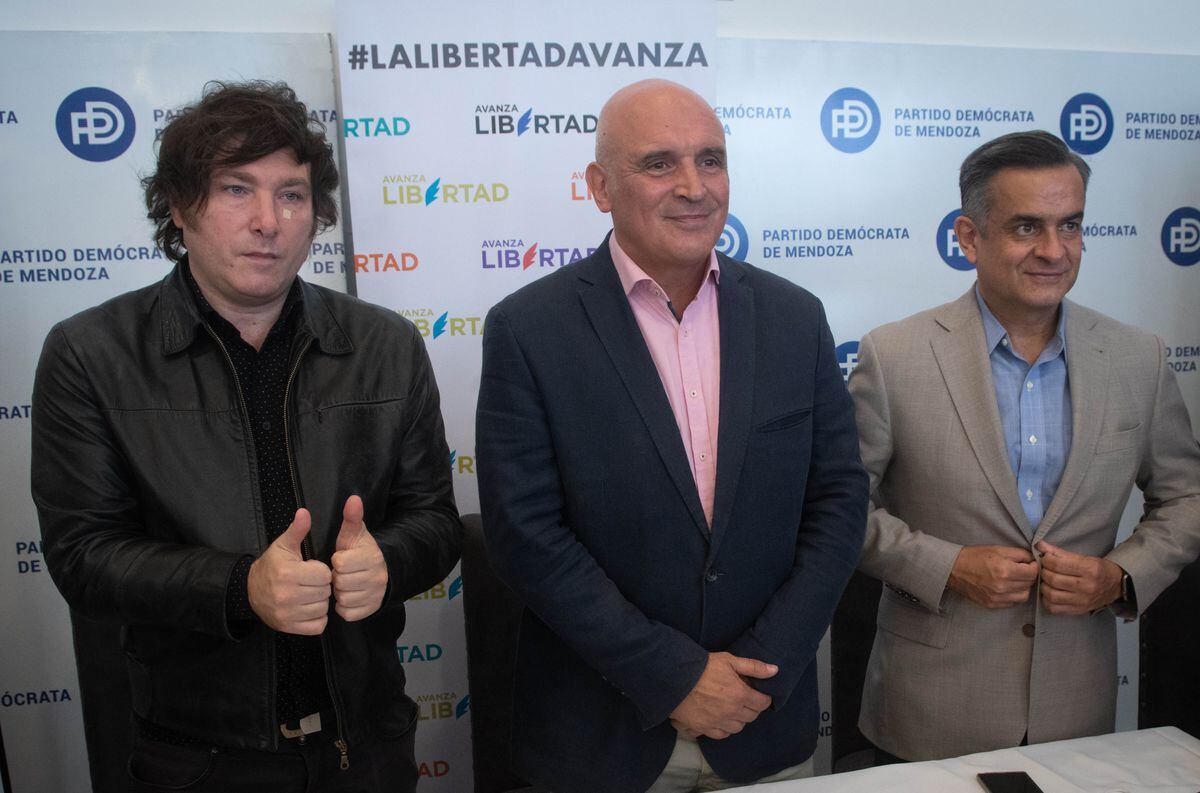 El excandidato presidencial José Luis Espert, junto a Javier Milei y el mendocino Luis Rosales dieron una conferencia de prensa en la sede del PD en la ciudad de Mendoza.