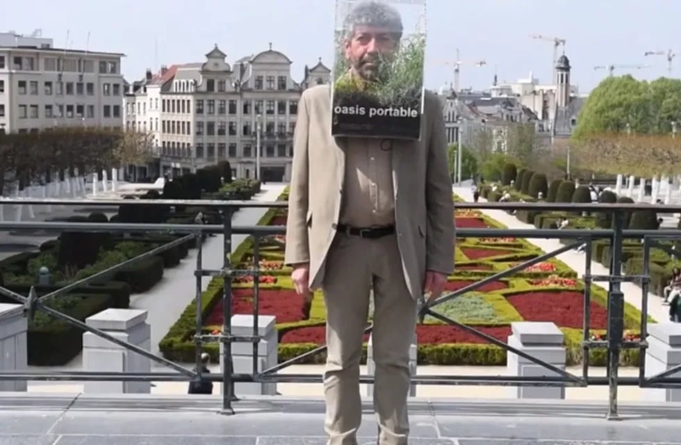 El artista belga creó un "oasis portátil" que usa como barbijo. Foto: Captura YouTube