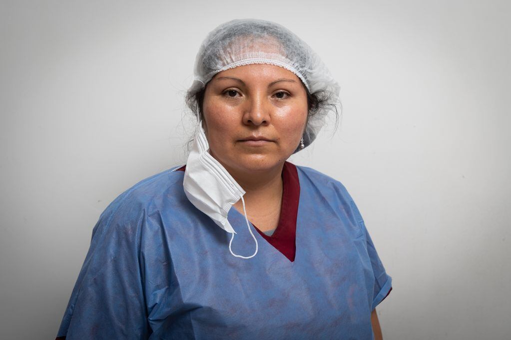 La licenciada en Enfermería Erica Mogro es parte del equipo de médicos, enfermeros y kinesiologos que trabajan en la primera línea en el Hospital Carrilo.