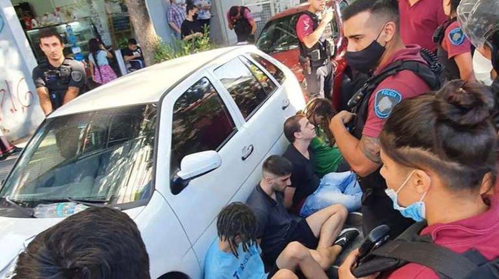 Los seis jóvenes fueron detenidos in fraganti durante el abuso sexual ocurrido en el interior de un auto en el barrio porteño de Palermo (Gentileza)
