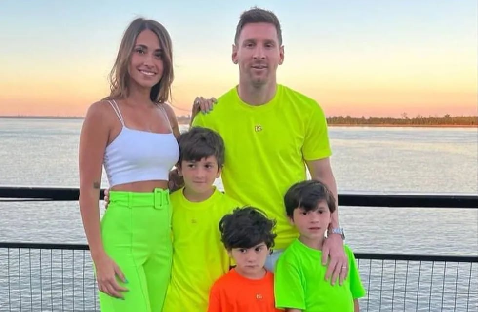 Antonela Roccuzzo y Lionel Messi con sus hijos Thiago, Mateo y Ciro.