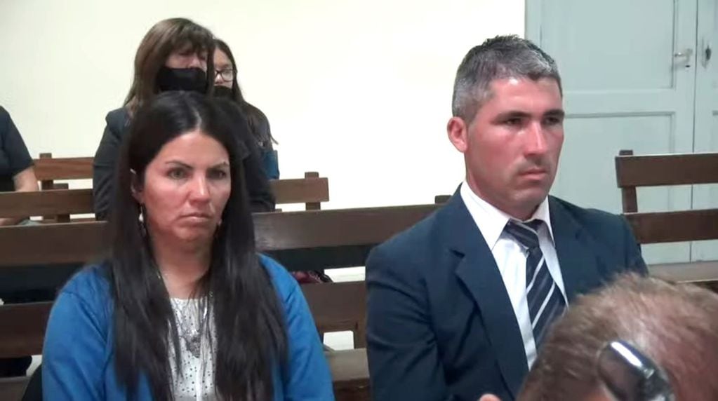 Lucía Carrasco (esposa de Abel Vázquez) y Vázquez durante el juicio. Ambos estaban imputados, aunque a Carrasco se la absolvió por el beneficio de la duda. 