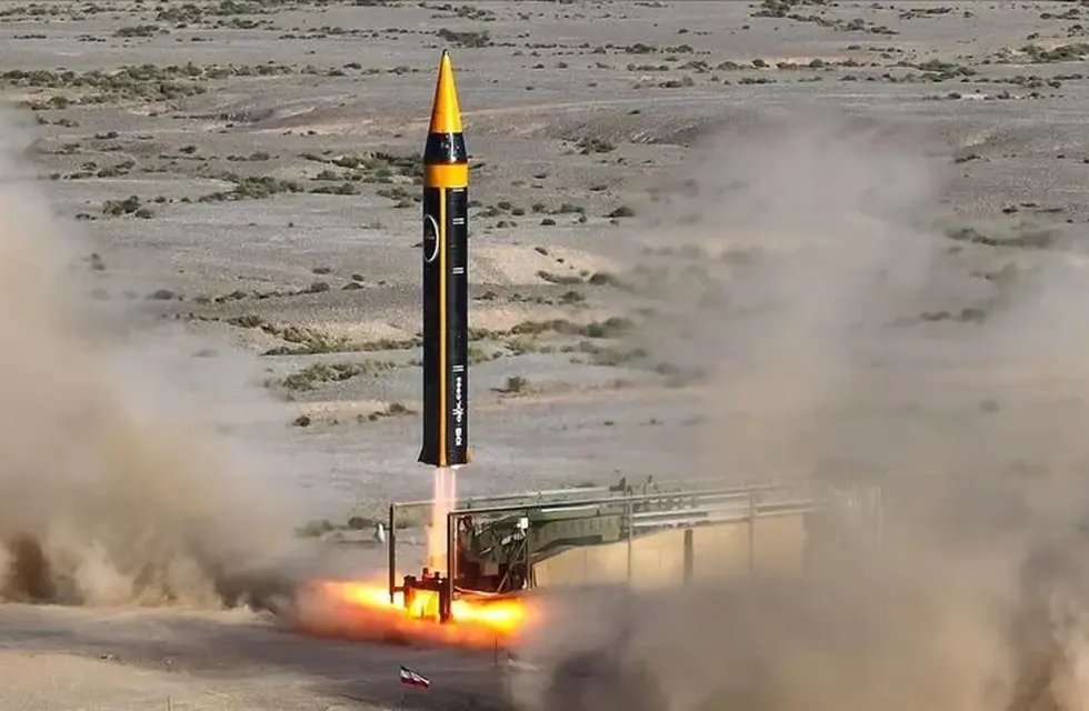 Lanzamiento del misil balístico de alcance medio iraní Jeyber publicado por la agencia Irna en Twitter.
