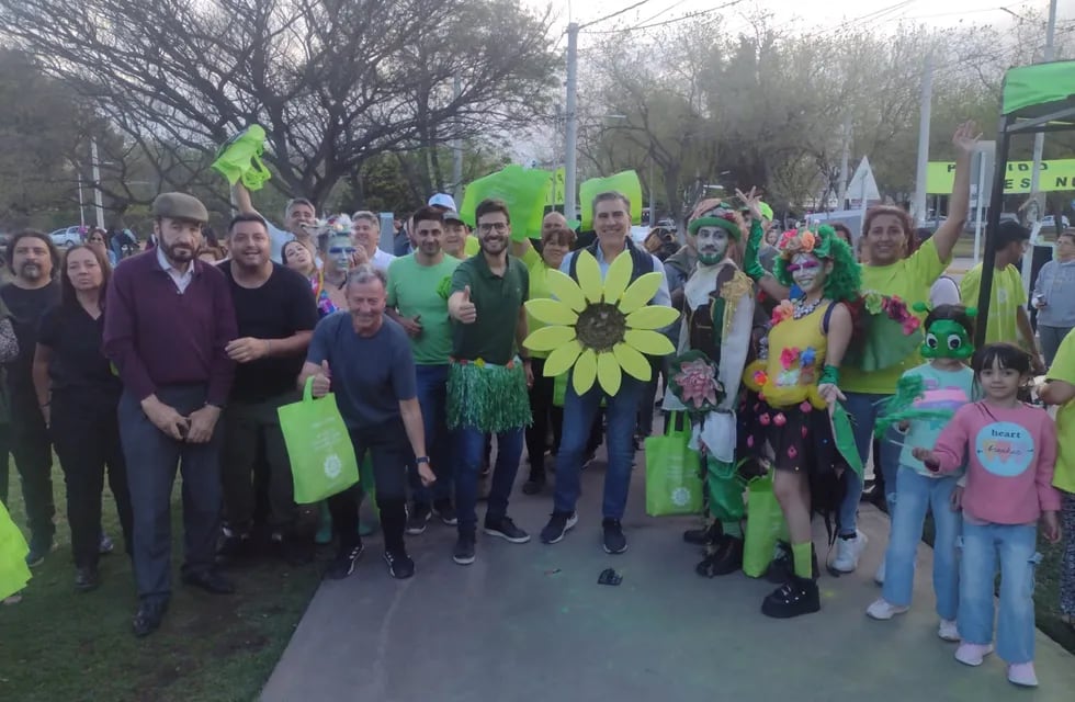 El Partido Verde cerró su campaña en el Parque Central de Ciudad de Mendoza. Mario Vadillo, con la flor gigante, y Emanuel Fugazzotto, a su lado con una falda de flecos verde, encabezaron el acto.