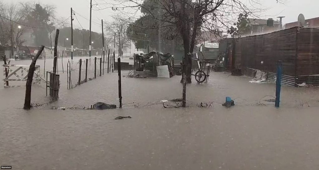 La Plata en estado de alerta por intensas lluvias y vientos: cientos de evacuados y clases suspendidas. Foto: Gentileza Clarín.