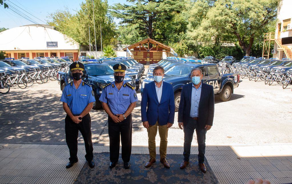El gobernador Rodolfo Suárez, junto al ministro de Seguridad, Raúl Levrino y autoridades de la Polícia de Mendoza.