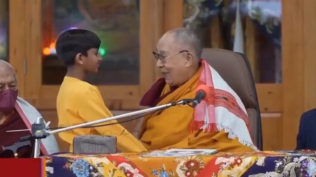 El Dalái Lama saludó al niño con un "pico". Gentileza: Clarín.