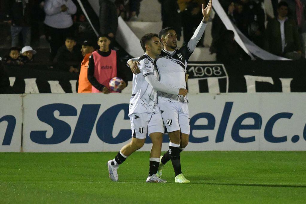 Fútbol, Primera Nacional. Nicolás Romano y Matías Nouet festejan el segundo gol de Gimnasia frente Almirante Brown.
Foto: José Gutierrez / Los Andes
