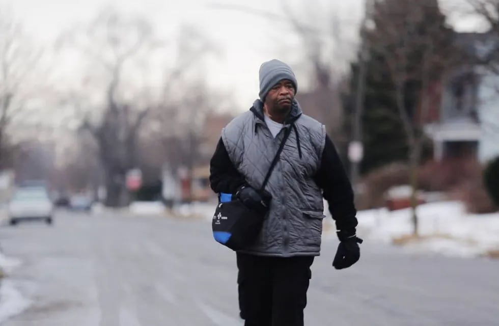 Se enteraron que caminaba 33 km cada día para ir a trabajar y recibió U$S 90 mil tras una campaña solidaria 