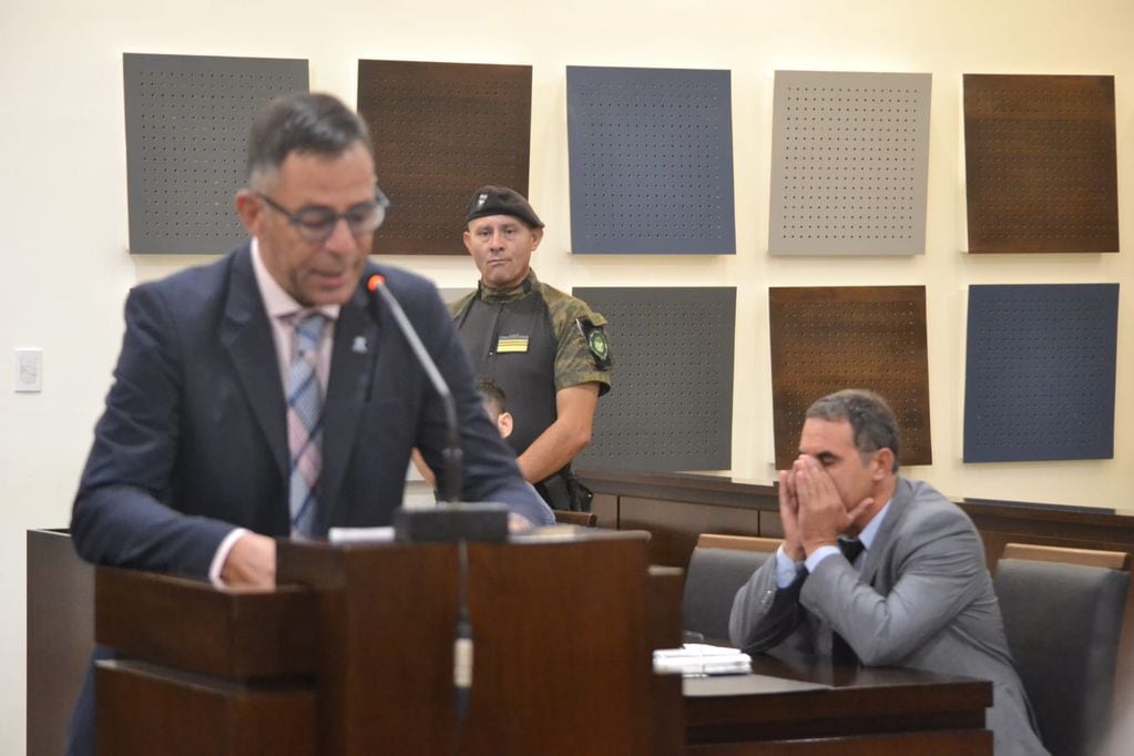 El fiscal Fernando Guzzo durante los alegatos. Al fondo, el abogado defensor Diego Rozzi.