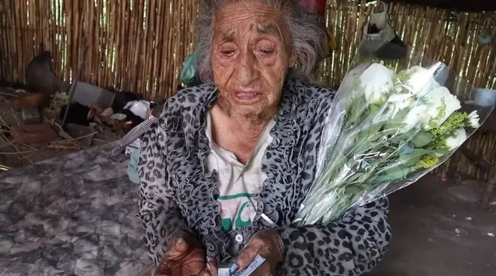 La abuelita abandonada por sus “16 hijitos” mintió: tiene dinero, pareja e hijos que la cuidan. / Foto: Gentileza