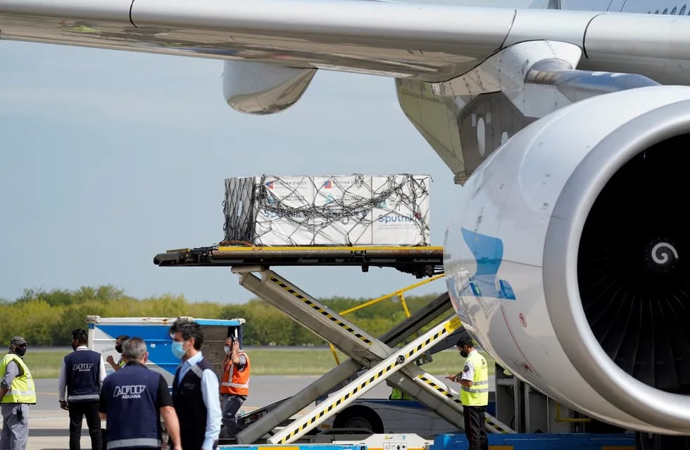 El envío de dosis de la vacuna Sputnik V a El Calafate se hizo a través de Aerolíneas Argentinas, según la denuncia - Imagen ilustrativa / Clarín