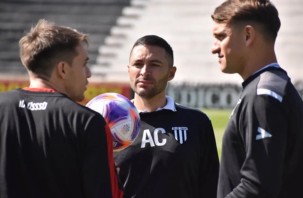 Joaquín Sastre (centro), es el nuevo entrenador del primer equipo de Gimnasia y Esgrima de Mendoza, que compite en  Primera Nacional.