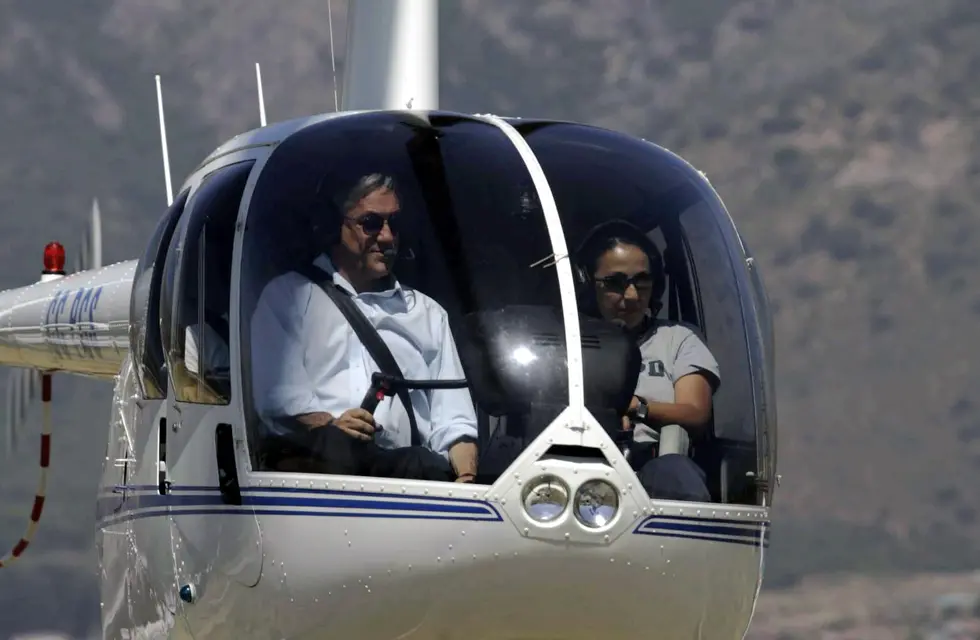 Sebastián Piñera despegando en su helicóptero desde Santiago a mediados de 2006.