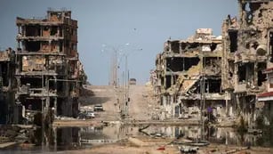Lo que quedó de Sirte. La imagen muestra la ciudad natal de Muamar Kadhafi, arrasada por el asedio rebelde y los bombardeos de la Otan (AP).