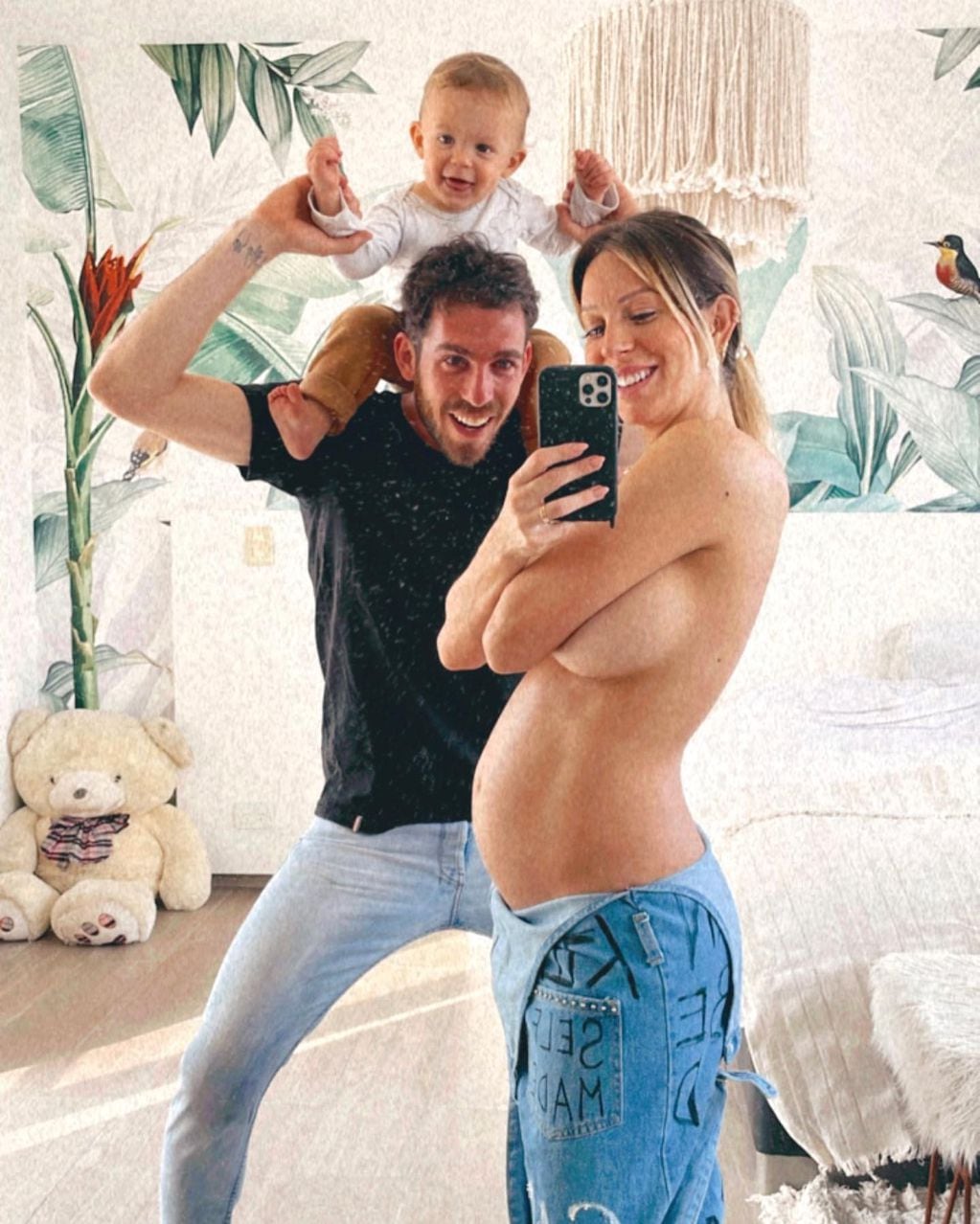Noelia Marzol compartió una tierna foto con su hijo, su marido y Alfonsina, quien todavía está en la panza. 