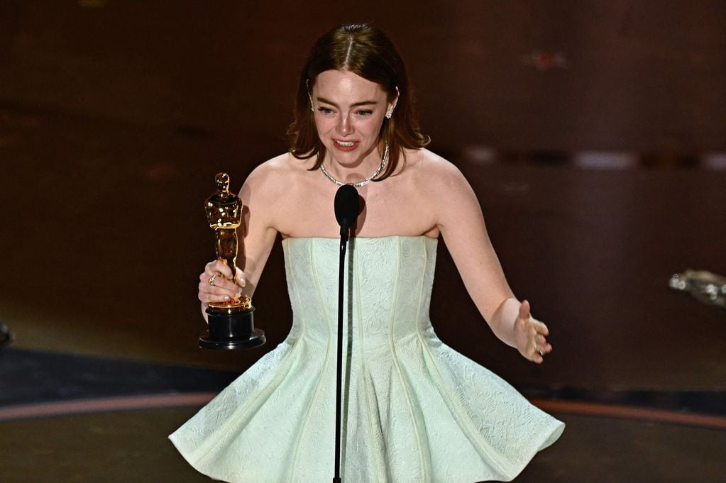 La actriz estadounidense Emma Stone acepta el premio a la mejor actriz en un papel principal por "Poor Things" en el escenario durante la 96ª edición de los Premios anuales de la Academia en el Dolby Theatre de Hollywood, California, el 10 de marzo de 2024. (Foto de Patrick T. Fallon / AFP)