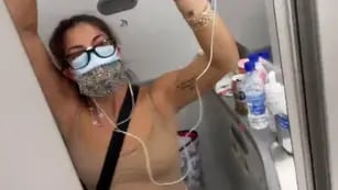 Una mujer se aisló en el baño del avión