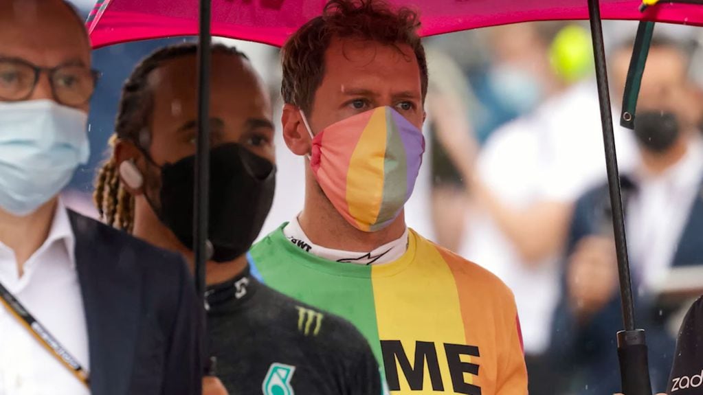 Sebastián Vettel con una remera del colectivo LGBTIQ.