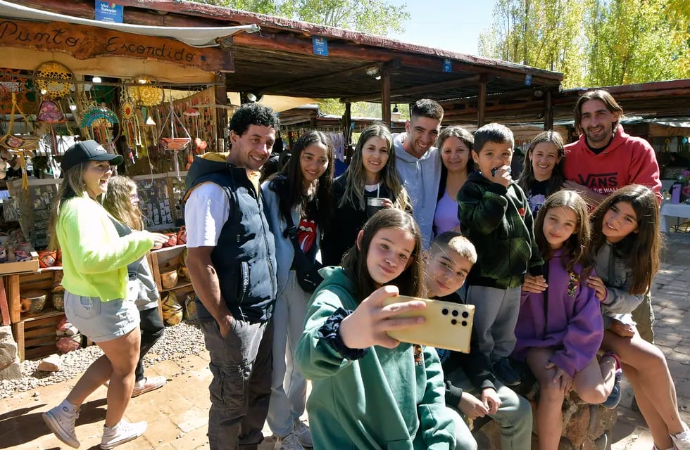 Fin de semana largo en Mendoza. La familia Domínguez se prepara para una selfie. como los alvearenses, turistas y mendocinos disfrutan del feriado largo en El Manzano, Tunuyán. / Foto: Orlando Pelichotti