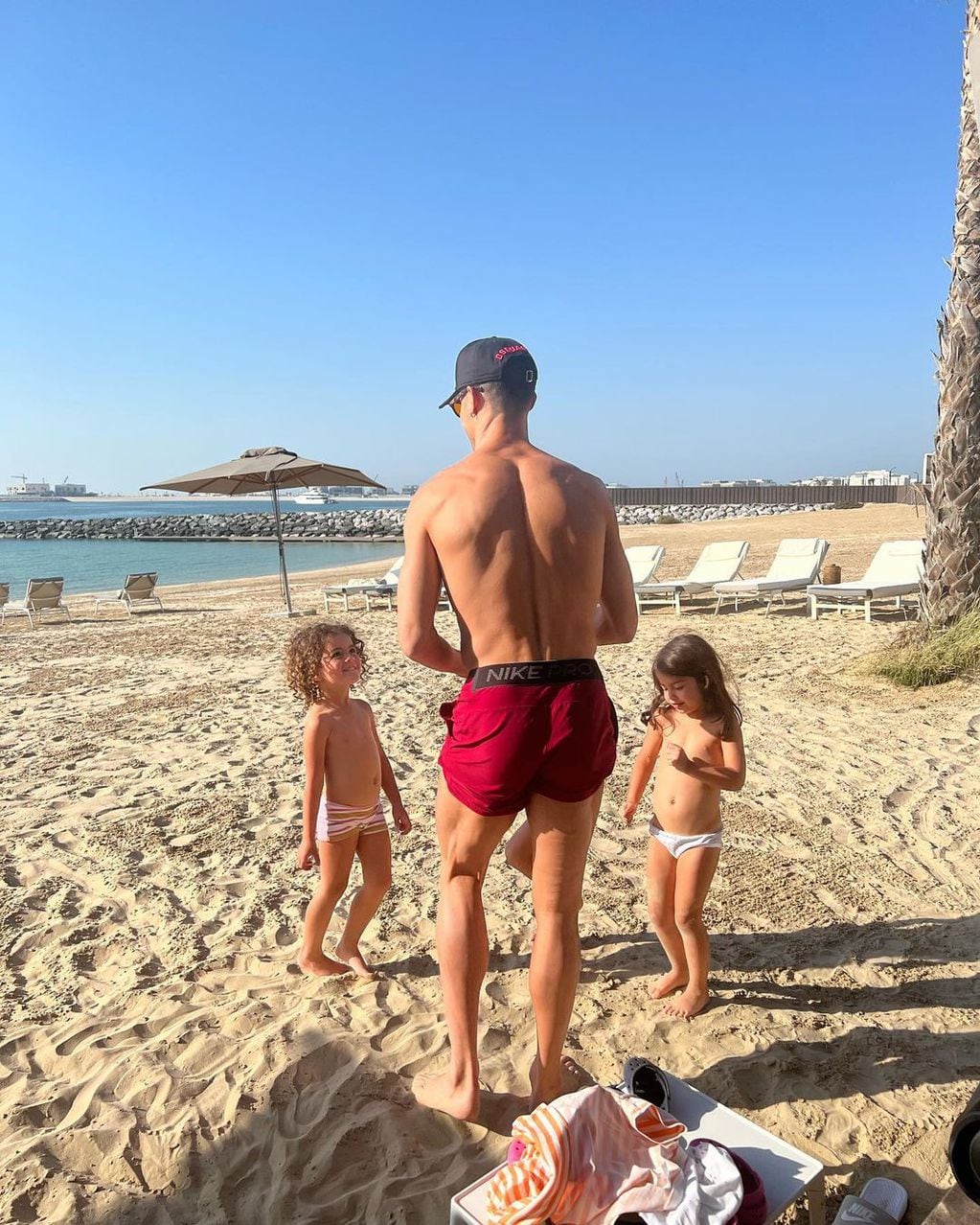 La familia entera disfrutó de un viaje de relax por las playas de la ciudad árabe. / Instagram: @georginagio