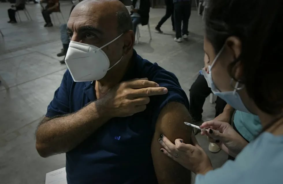 Pablo Jalil, de 66 años, fue primer vacunado de entre 60 y 69 años en la Ciudad de Mendoza durante la mañana de este martes.