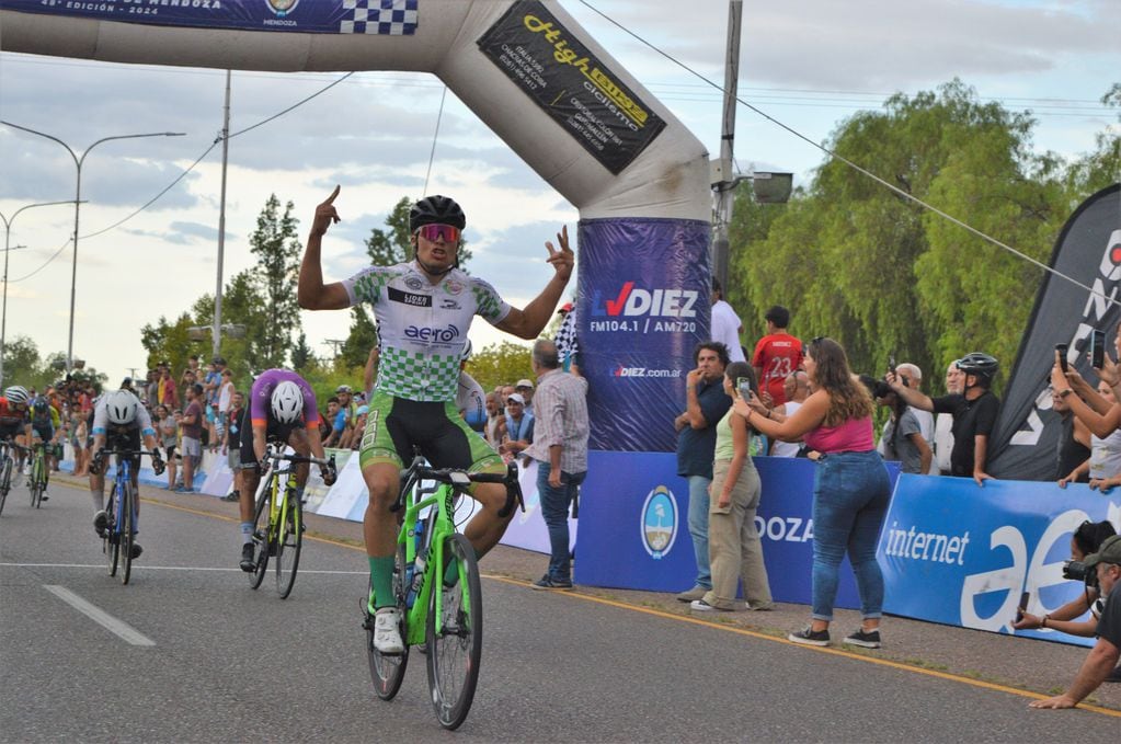El sanjuanino Leandro Cobarrubia se impuso en los últimos metros en la llegada en Maipú y se quedó con la cuarta etapa. / Gentileza.