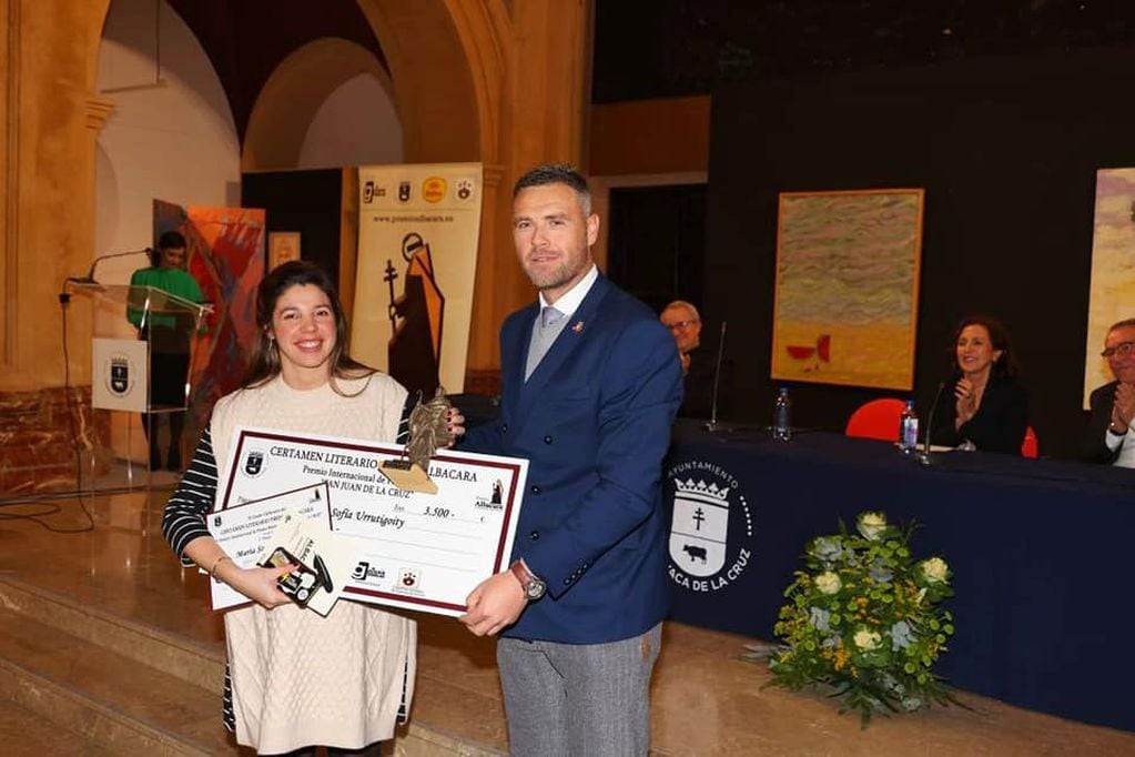 Sofía cuando recibió el premio en diciembre de 2022. Foto: Facebook Certamen Literario "Premio Albacara"