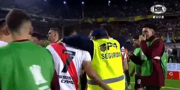En medio de los festejos, una persona con chaleco amarillo se sumó al festejo con los futbolistas.