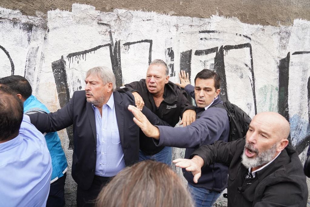 Así agredieron a Sergio Berni, ministro de Seguridad bonaerense, en la protesta por el colectivero asesinado. (Foto: Maxi Failla / Clarín)
