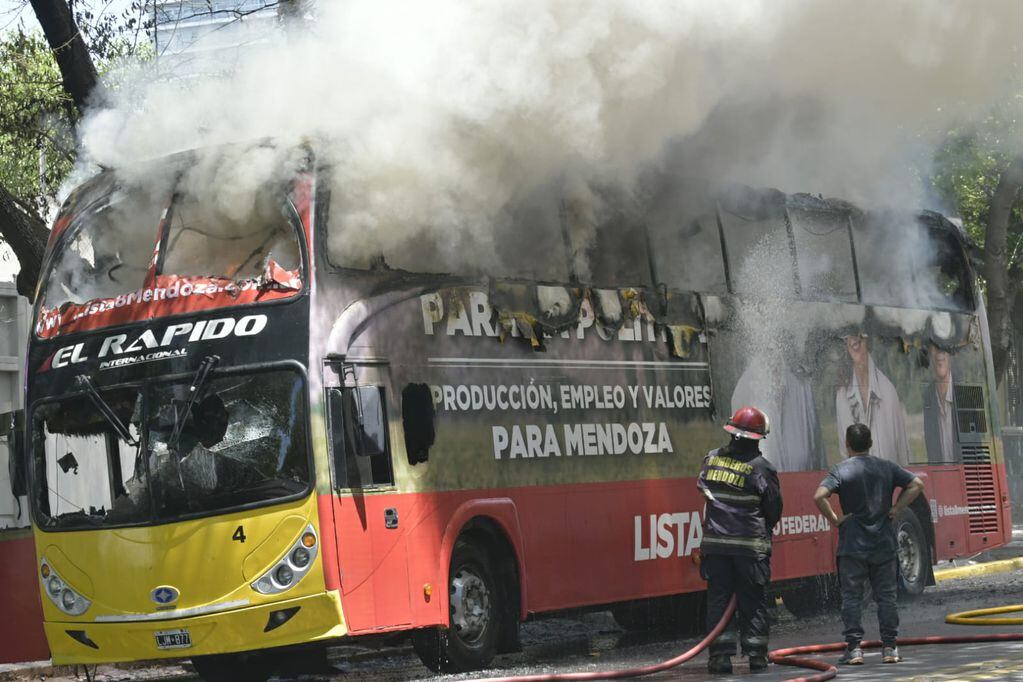 El micro del Partido Federal se incendió en pleno centro. Orlando Pelichotti / Los Andes