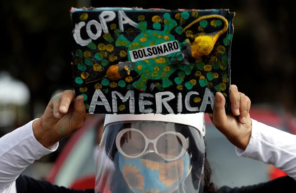 En Brasil, miles de ciudadanos no quieren saber nada con la Copa América. (AP)