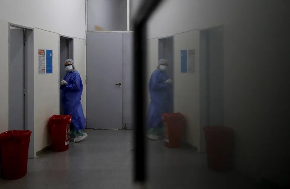 Trabajador de salud en hospital Posadas en Buenos Aires preparado para atender casos de coronavirus.