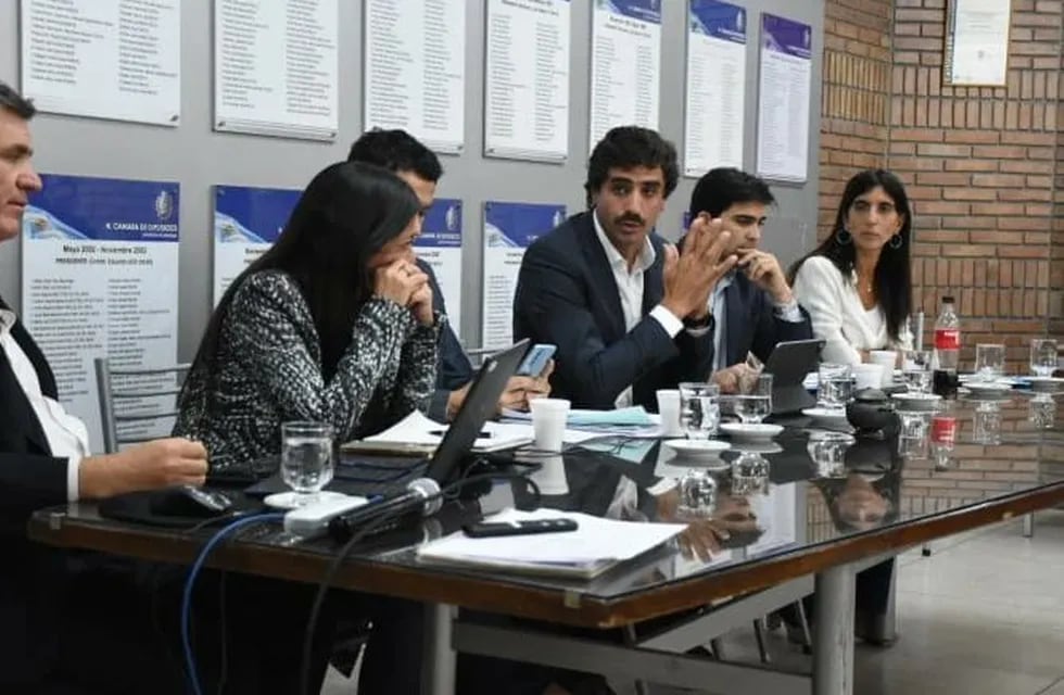 Natalio Mema, secretario de Servicios Públicos expuso el presupuesto de su cartera en la Legislatura.