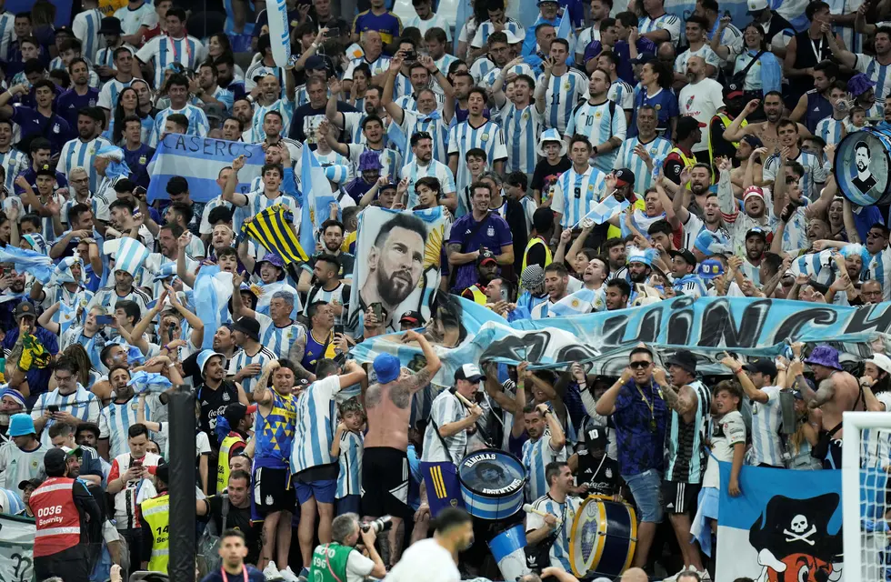 La hinchada argentina dirá presente en el Monumental. Se calcula que asistirán más de 83 mil personas. / archivo - AP