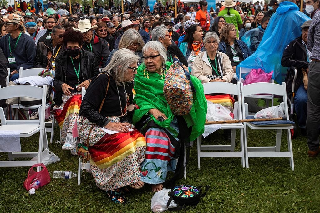Integrantes de pueblo originarios se reúnen para ver al Papa Francisco en su visita a Canadá. 