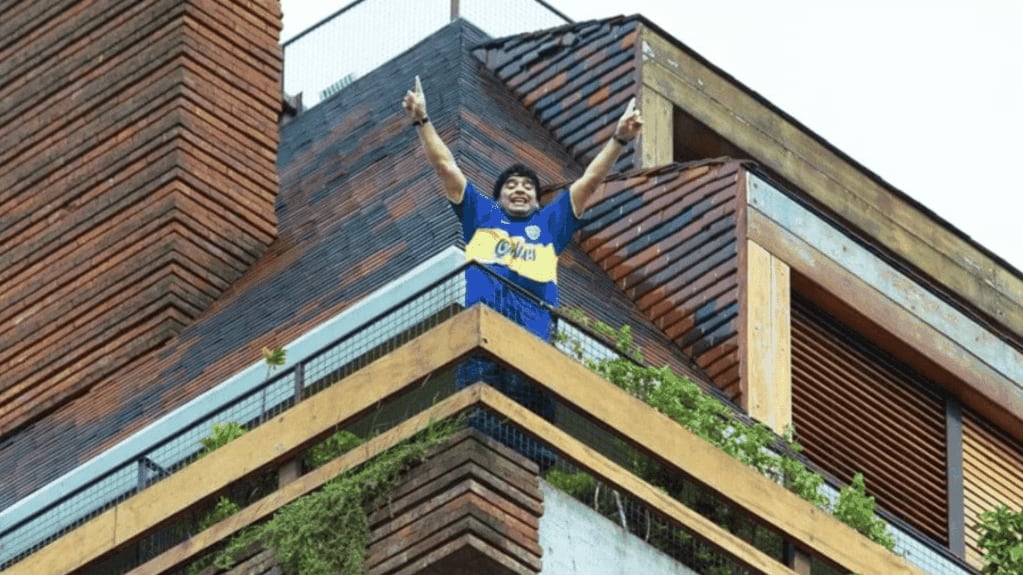 Diego Maradona en la casa que les compró a sus padres en Villa Devoto. (Clarín / Archivo)