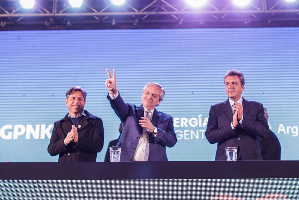 El presidente Alberto Fernández encabezó la firma de contratos para el Gasoducto Presidente Néstor Kirchner, junto a los gobernadores, Axel Kicillof, Sergio Zilliotto y Omar Gutiérrez.