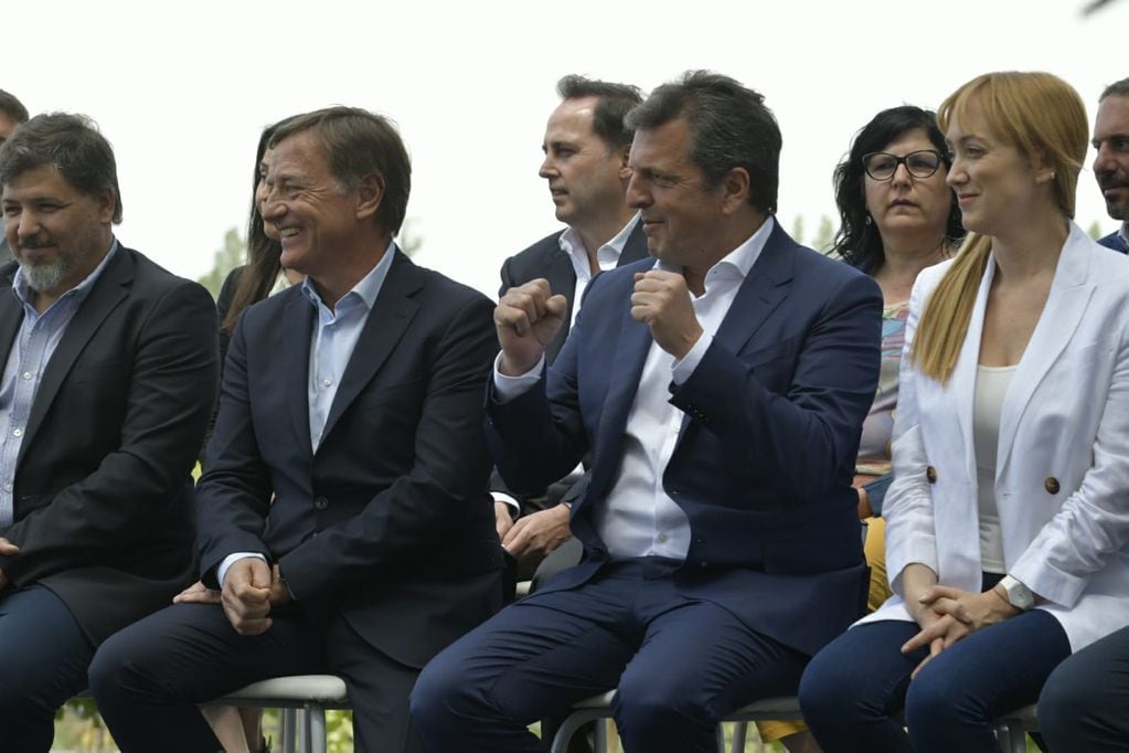 Sergio Massa en el medio, junto a Rodolfo Suarez y Anabel Fernández Sagasti a sus costados. - Orlando Pelichotti / Los Andes