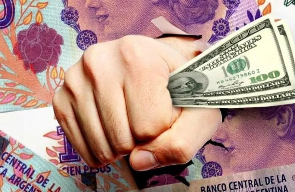 Ahorristas huyen de los fondos por temor a desdoblamiento del dólar