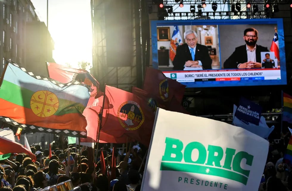 Piñera felicitó a Boric por su triunfo en las elecciones presidenciales, un gesto poco frecuente en América Latina (AP)
