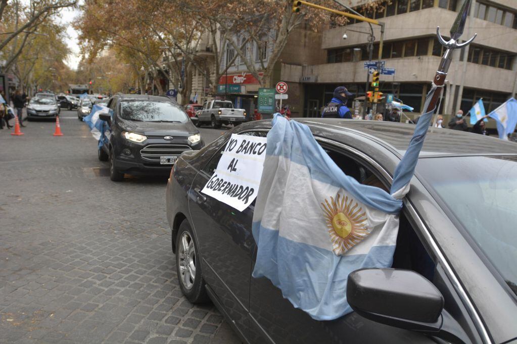 Mendocinos protestaron en coches protestaron contra la medida del Gobierno sobre el grupo Vicentin y apoyaron a Portezuelo del Viento.