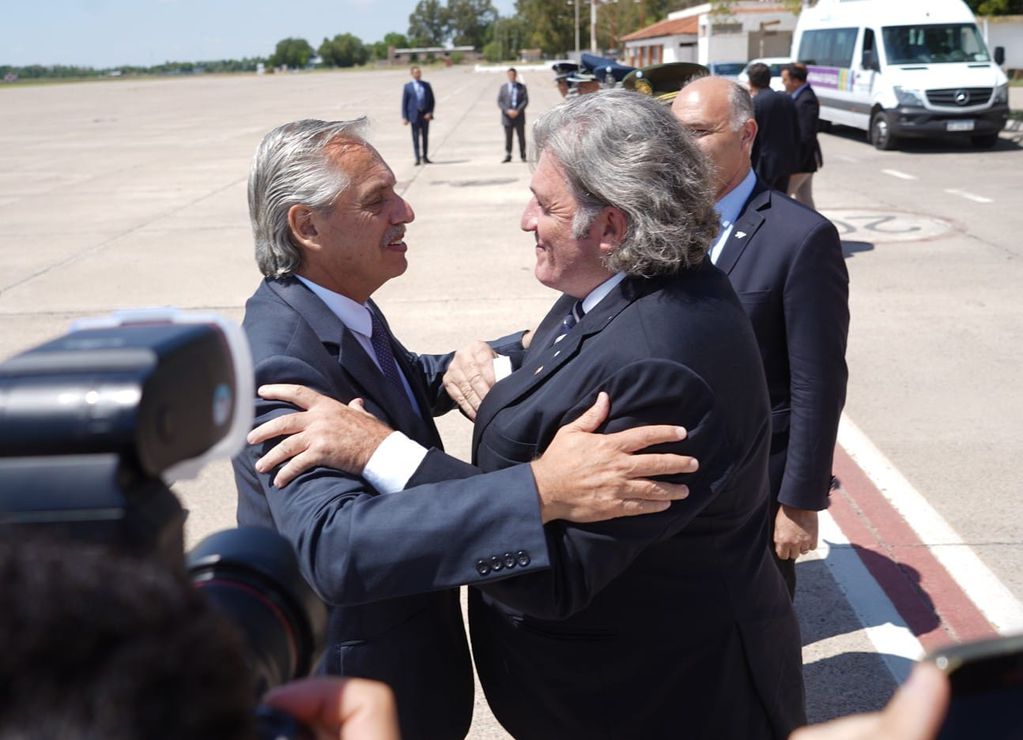 El presidente Alberto Fernández llegó a Mendoza y fue recibido por José Luis Ramón y Guillermo Carmona. Prensa Gobierno.