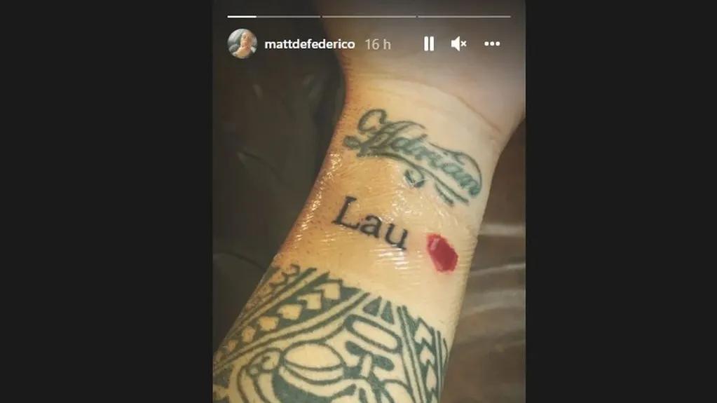 Matías Defederico se tatuó el nombre de su novia, Laura.