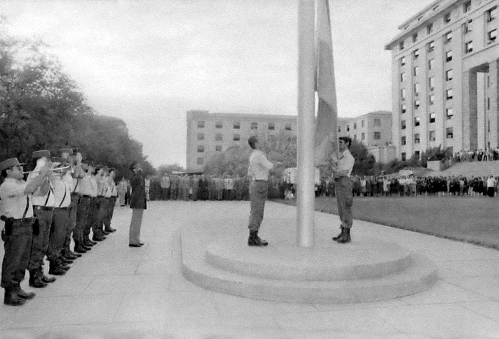
Ya en la mañana del 3 de Abril 1982, en la foto del Archivo General de la Provincia, vemos el izamiento de la Bandera Nacional, en la explanada de Casa de Gobierno. Foto: Orlando Pelichotti / Los Andes